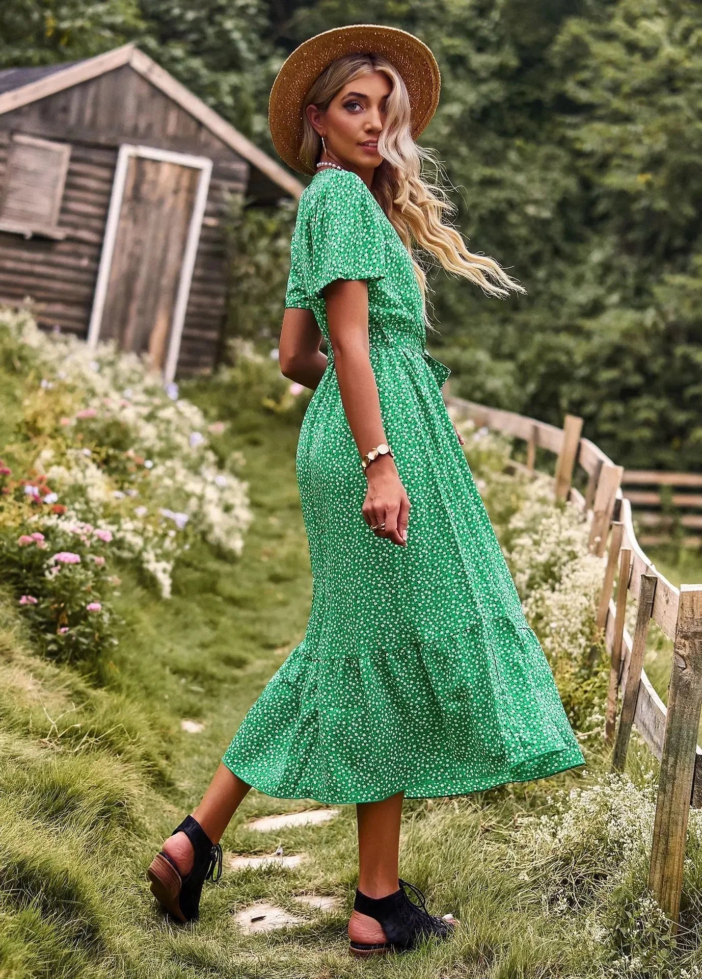 Hazel Molson™ Barevné tečkované letní šaty s výstřihem