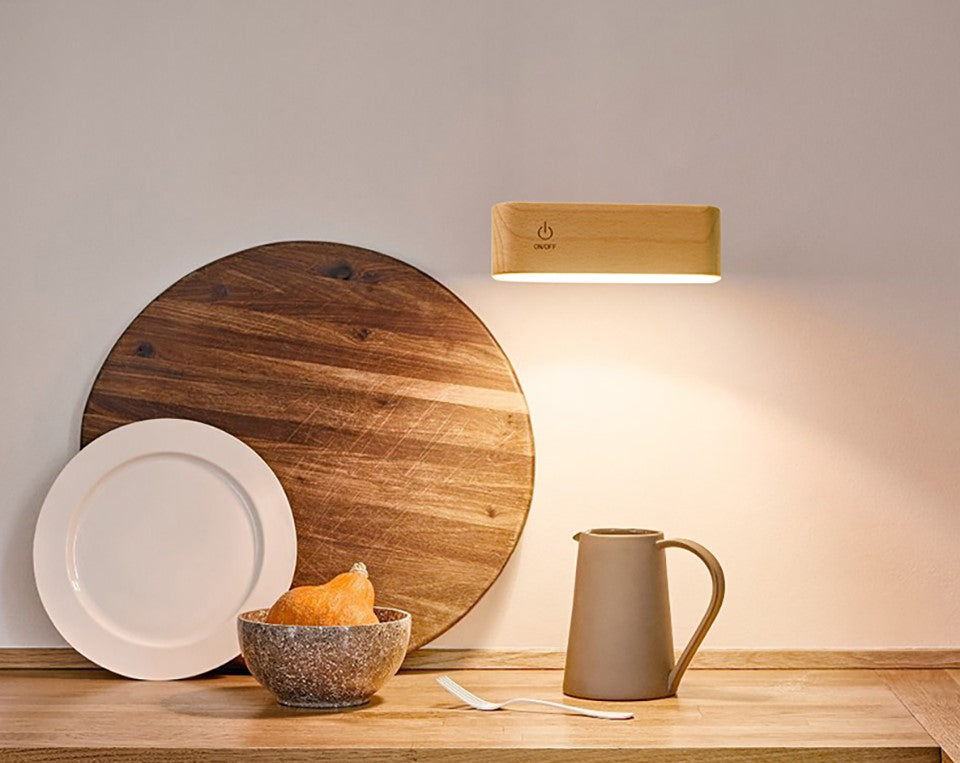 MagnaBeam™ Magnetická nabíjecí stolní lampa z masivního dřeva otočná o 360 stupňů