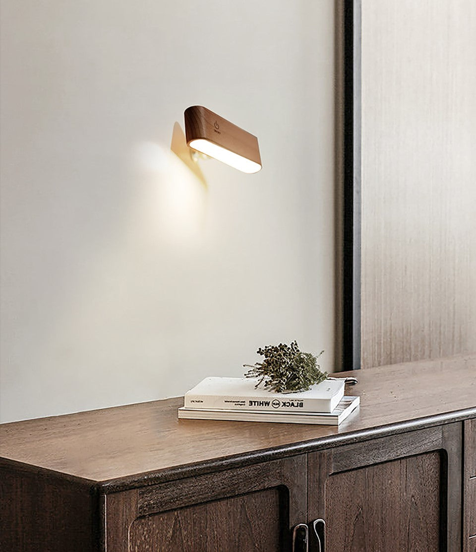 MagnaBeam™ Magnetická nabíjecí stolní lampa z masivního dřeva otočná o 360 stupňů