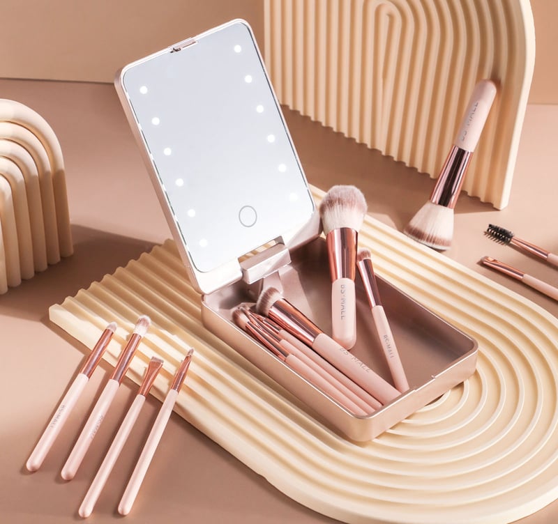 MiniLume™ Přenosný make-up box s LED světlem a 5ks štětci