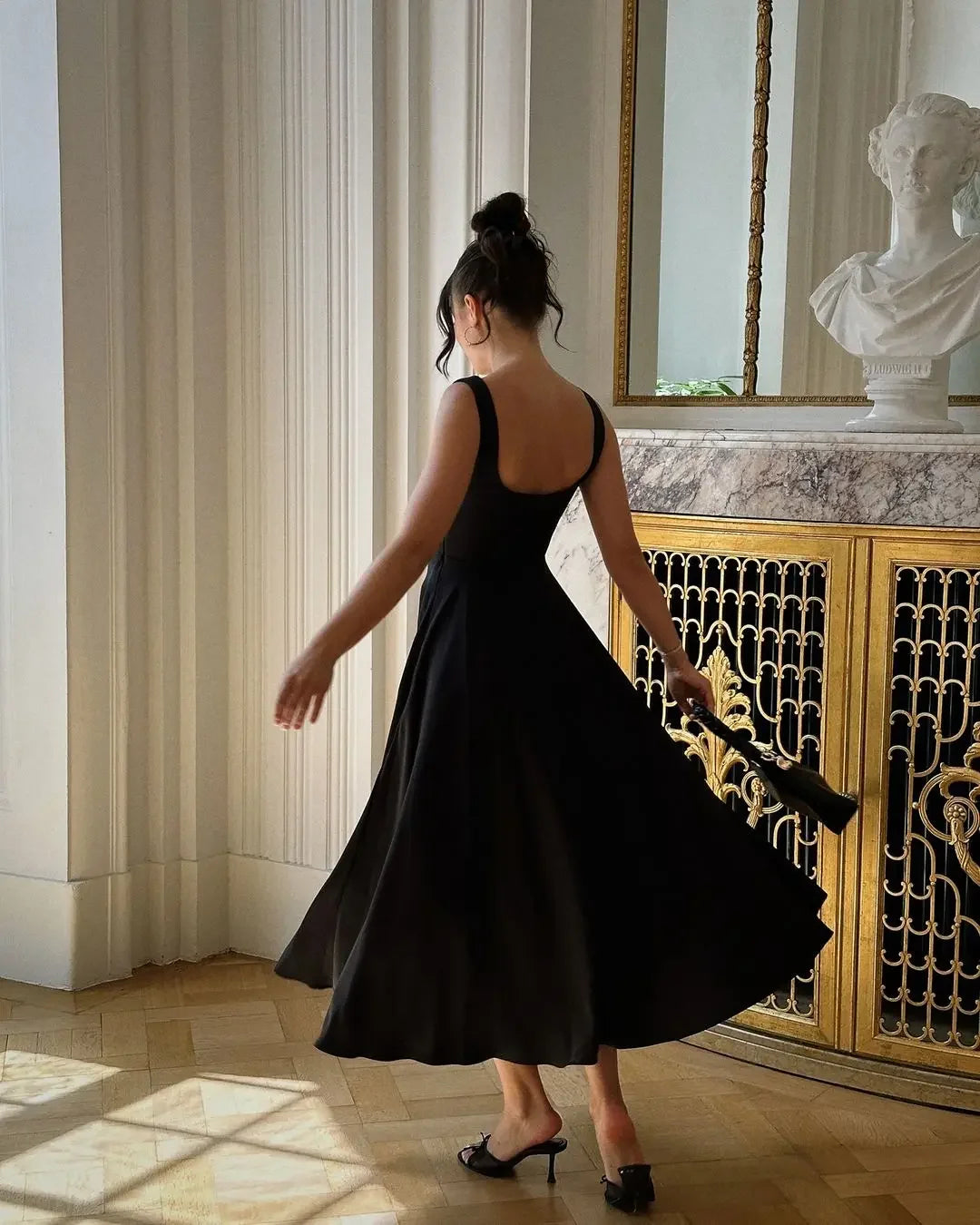 Michela Melino™ Midi šaty s nízkým pasem a čtvercovým výstřihem