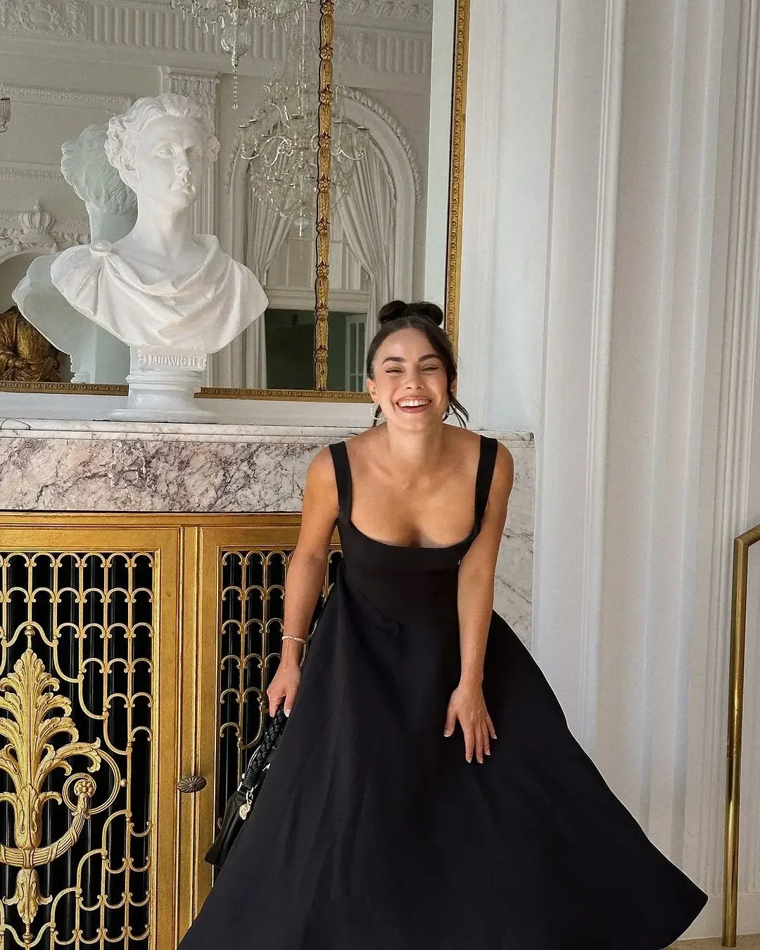 Michela Melino™ Midi šaty s nízkým pasem a čtvercovým výstřihem