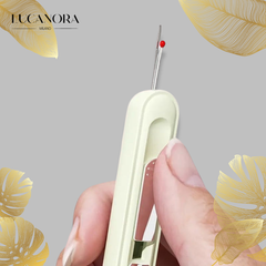 SewMate™ Kompaktní šicí stroj s uvolňovačem nitě a navlékačem jehly