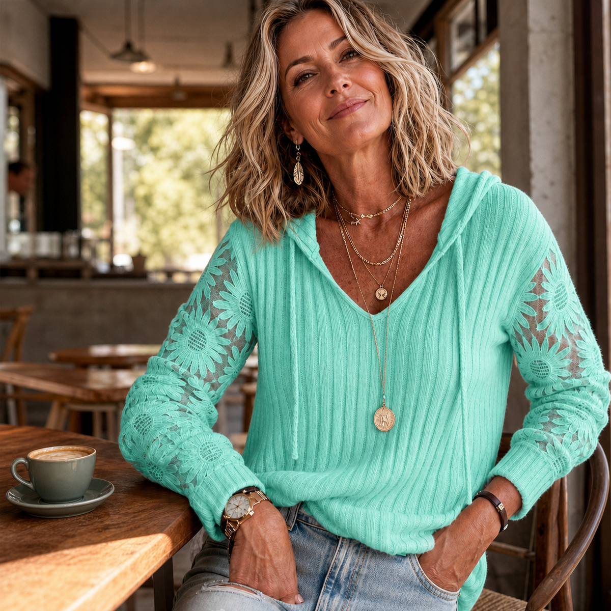 Orietta Zanicchi™ Elegantní zapínací svetr s kapucí a romantickou krajkovou lemovkou