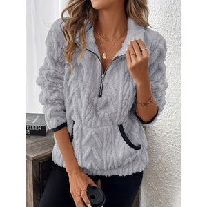 Světle šedá